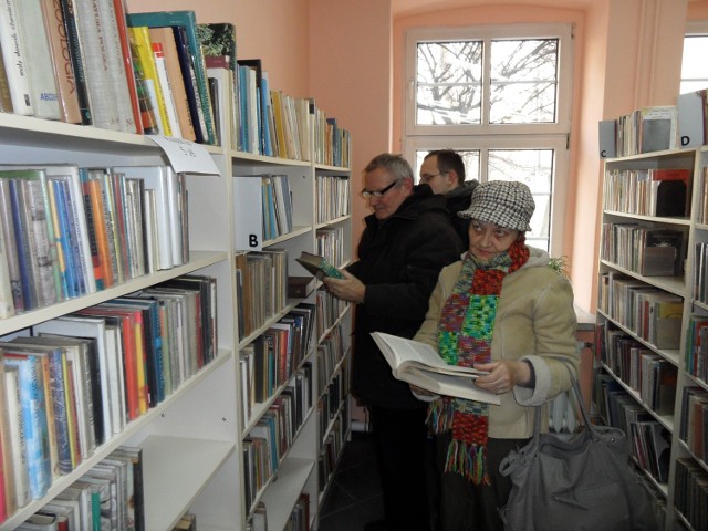 Maria Łęcka w tarnogórskiej bibliotece z mężem Wiesławem i synem Kamilem