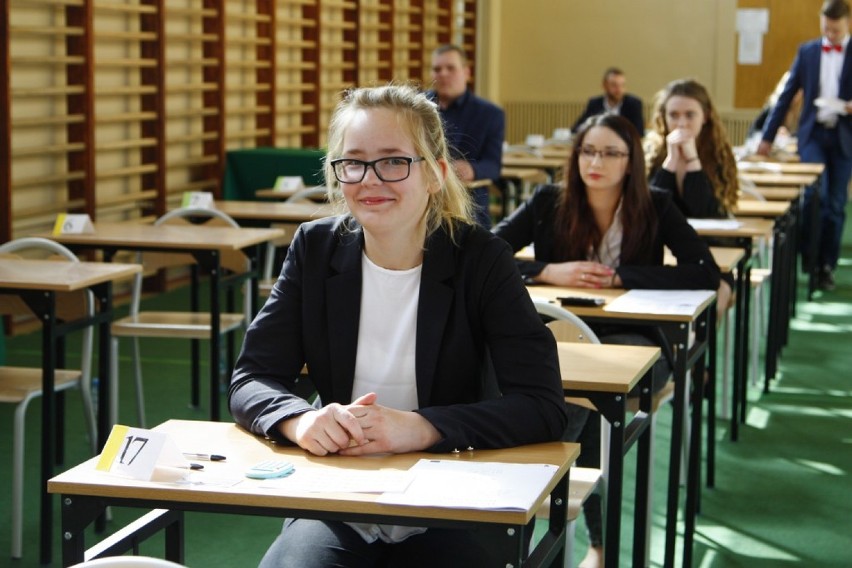 Matura z bombą w tle. W 2019 roku przez alarm bombowy egzamin zaczął się z opóźnieniem. Pamiętacie? [ZDJĘCIA]