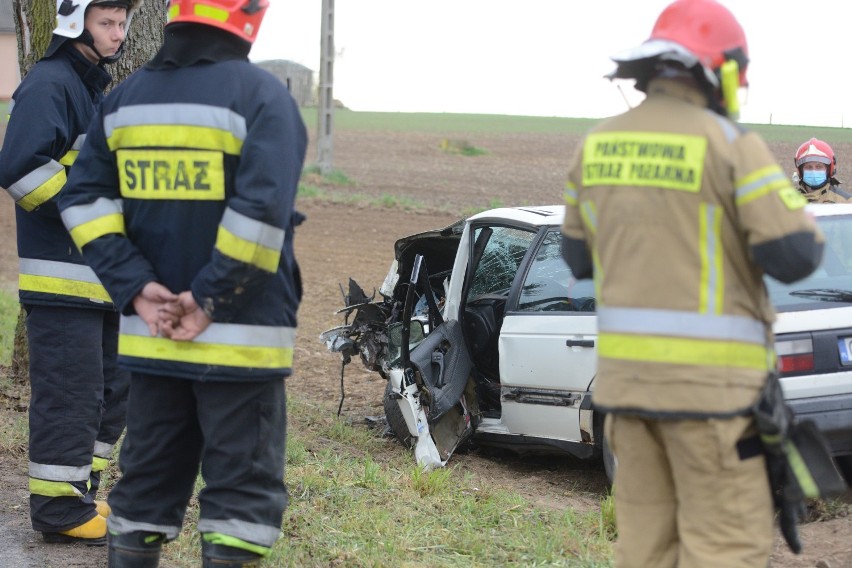 Wypadek w Rogóźnie. Samochód uderzył w drzewo. Kierowca był pijany [zdjęcia, wideo]