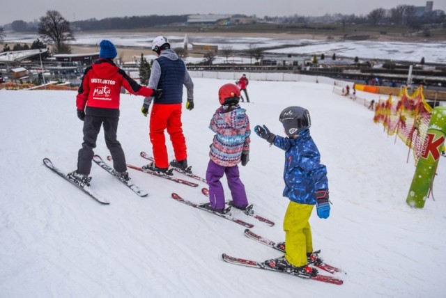 Na stoku Malta Ski śniegu nie brakuje. Pół godziny jazdy na nartach lub snowboardzie kosztuje 15 zł, godzina 22 zł, dwie 34 zł, a cały dzień 60 zł (bilety ulgowe). Najmłodsi, którzy dopiero zaczynają swoją przygodę z narciarstwem, mogą zapisać się na zajęcia z instruktorem