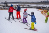 W ferie szaleją na stoku lub... uczą się czarować