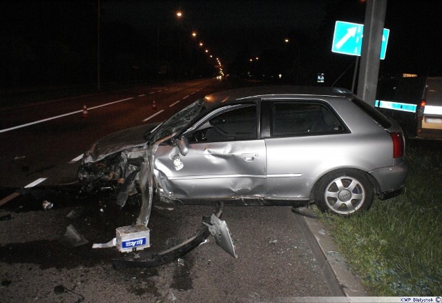 18 czerwca w nocy, miał miejsce wypadek w Suwałkach na ulicy Puławskiego. Mundurowi natychmiast na miejsce. Tam wstępnie ustalili, że 23-letni kierowca audi stracił panowanie nad autem i uderzył w przydrożną latarnię oraz znak pionowy.