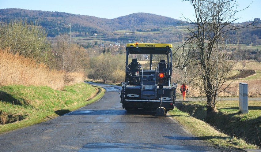 Pozimowe naprawy i remonty dróg w Krośnie. Sprawdźcie, gdzie są utrudnienia