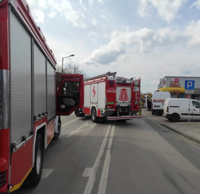 Służby interweniowały przy ul. Piłsudskiego w Brzeszczach w związku z uszkodzeniem gazociągu