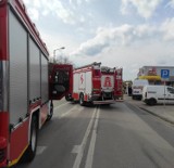 Ewakuacja w Brzeszczach, zamknięta ulica Piłsudskiego W rejonie sklepów z uszkodzonej sieci wydobywał się gaz 