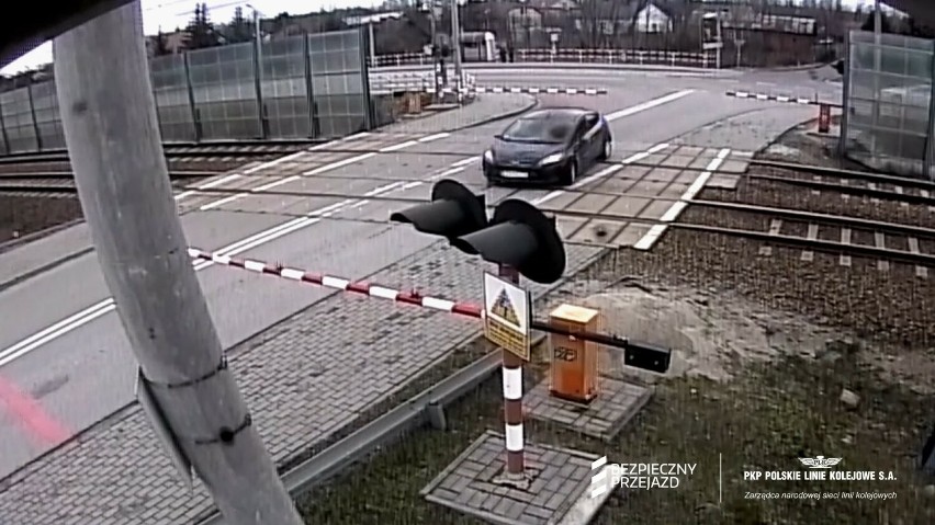 Niebezpieczny incydent na przejeździe kolejowym w Woli...