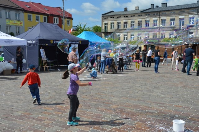 Piknik z okazji Międzynarodowego Dnia Położnych i Pielęgniarek na pl. Kościuszki