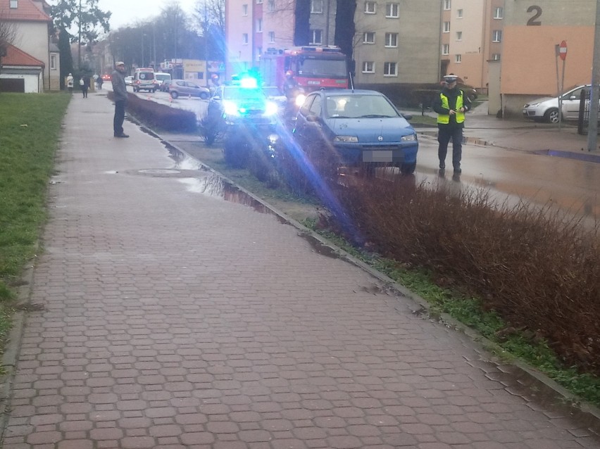 Lębork. Wypadek przy ul. Czołgistów. Auto potrąciło kobietę w ciąży. Prawdopodobnie wtargnęła na jezdnię [ZDJĘCIA]