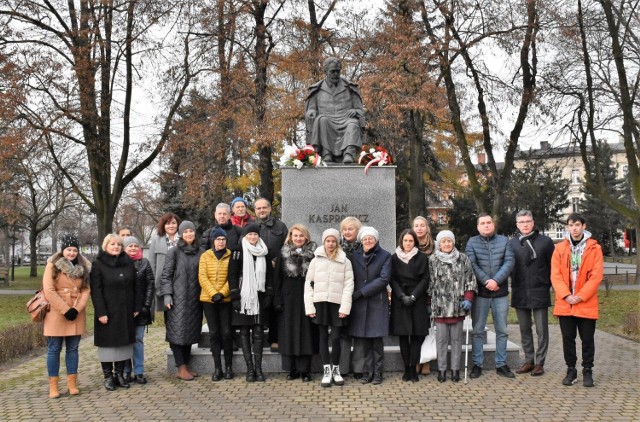 W 162. rocznicę urodzin Jana Kasprowicza symboliczna uroczystość odbyła się pod pomnikiem kujawskiego poety przy ul. Solankowej w Inowrocławiu