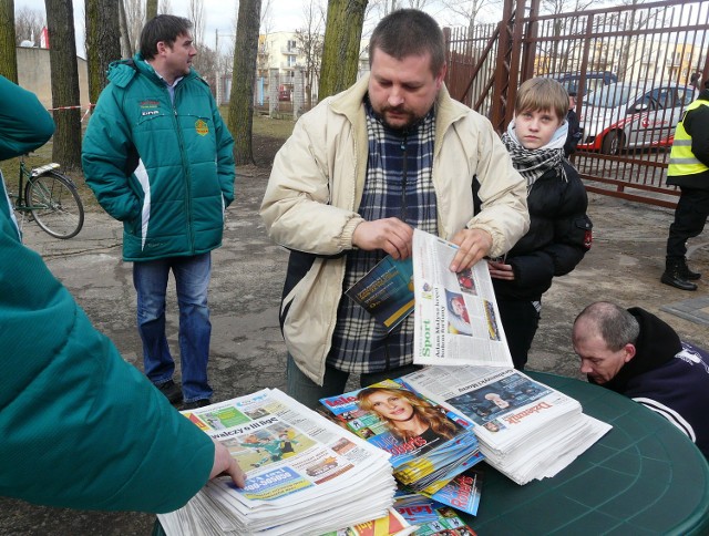 Każdy kibic, który przyszedł dziś kibicować Lechii na tomaszowskim stadionie, otrzymał gratis magazynowe wydanie Dziennika Łódzkiego z tygodnikiem 7 Dni Tomaszów-Opoczno