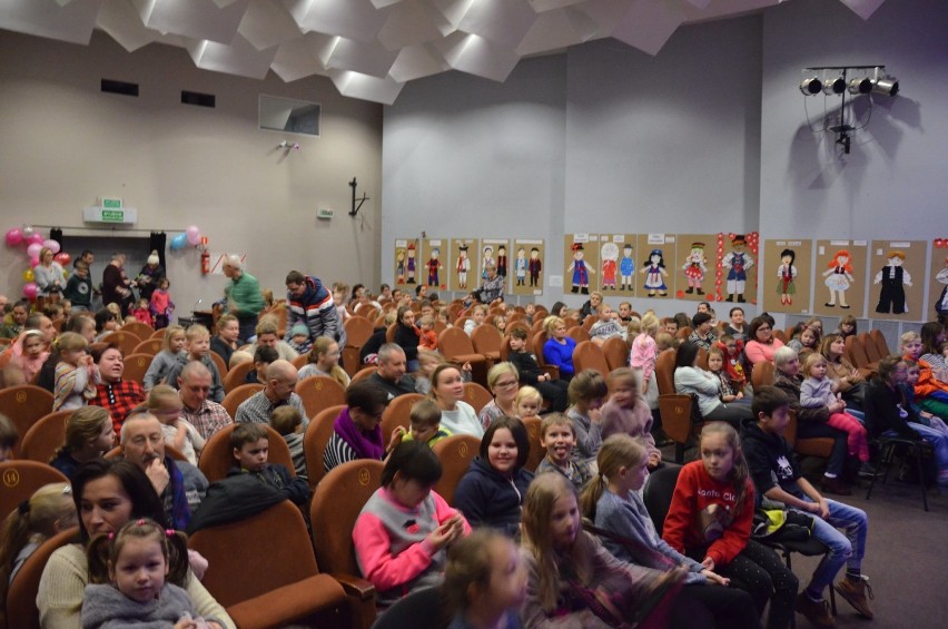 W sali Ośrodka Kultury w Jastrowiu zagrano spektakl  "Masza i Niedźwiedź"