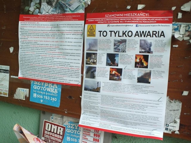 Ulotki Stowarzyszenia Inicjatywa Dla Starachowic umieszczone na tablicy ogłoszeń bloku mieszkalnego