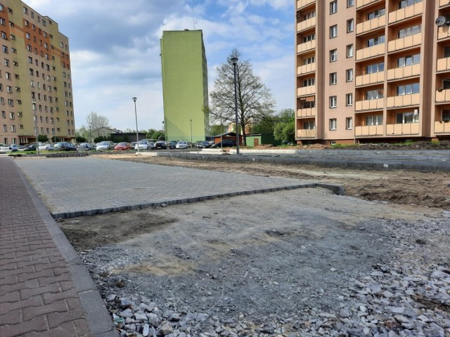 Przy budowie parkingu przy ulicy Limanowskiego 80 w Radomiu jest już kilka miesięcy opóźnień, a leży tylko fragment kostki i krawężniki.