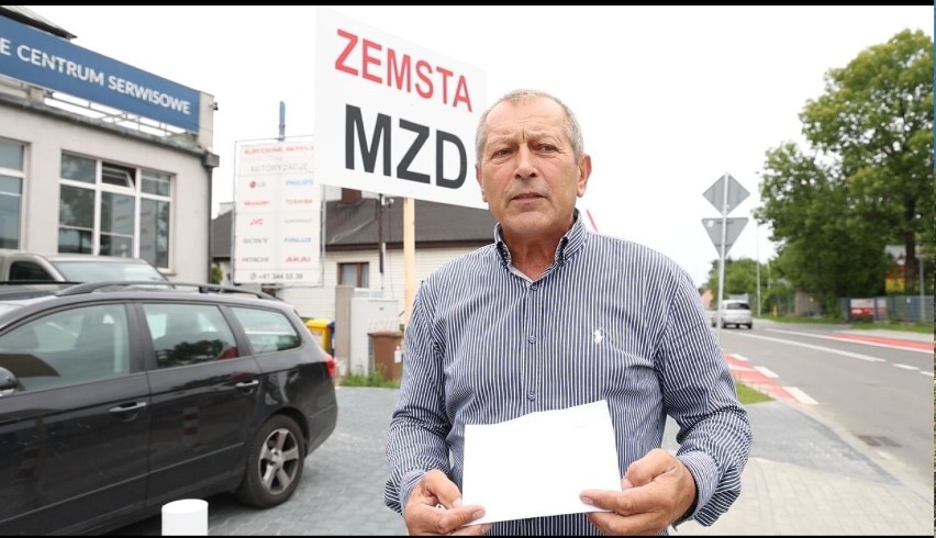 Andrzej Stępnik protestuje na ulicy Domaszowskiej. Przy...