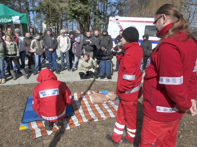 Młodzież i specjaliści zachęcali mieszkańców Bytowa do prowadzenia zdrowego stylu życia