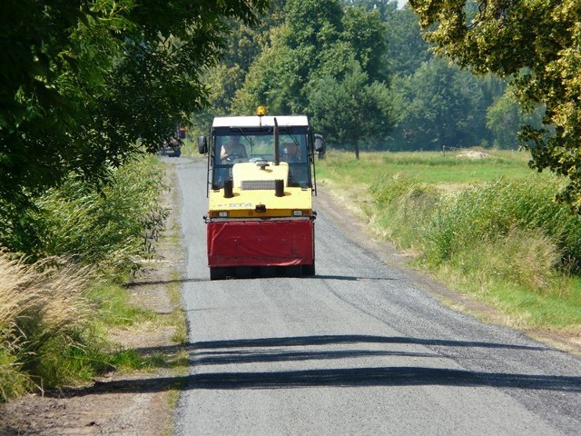 Naprawianie ulic grysem po poddębicku