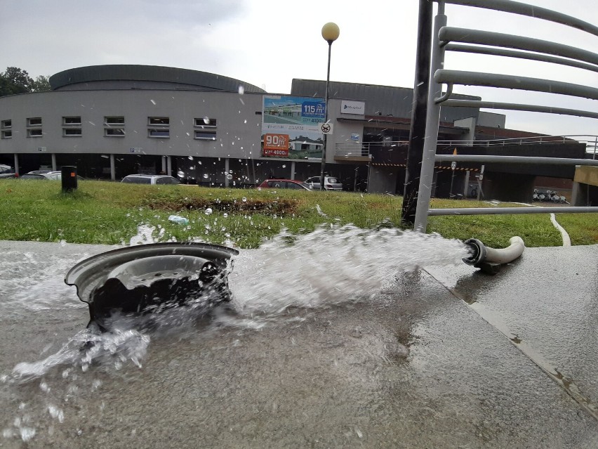 Pompowanie wody z przyziemia basenu w Szczecinku