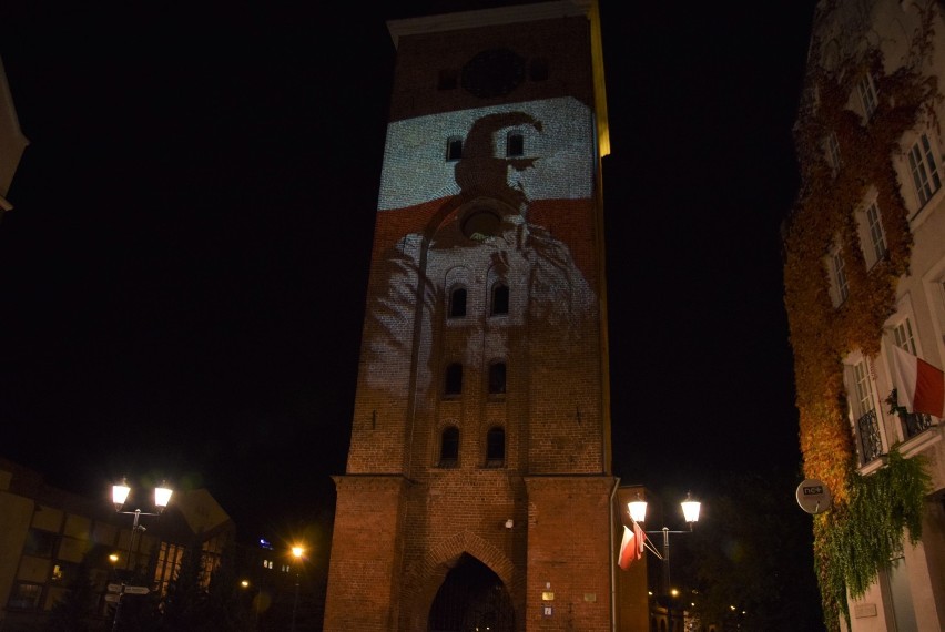 Święto Niepodległości. Brama Targowa w Elblągu zyskała okolicznościową iluminację