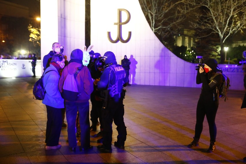 Techno-protest pod Sejmem. W sieci zapisały się tysiące osób, ale przyszło kilkadziesiąt. Policja blokuje dojście na Wiejską