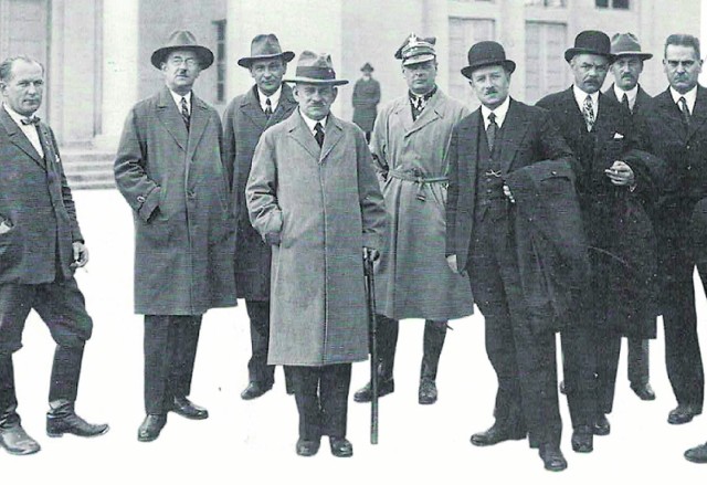 Pamiątkowa fotografia wykonana przed jednym z pawilonów PeWuKi. Pozują: prezes Stanisław Wachowiak (czwarty od lewej) i minister wyznań religijnych i oświecenia publicznego Sławomir Czerwiński (szósty od lewej).