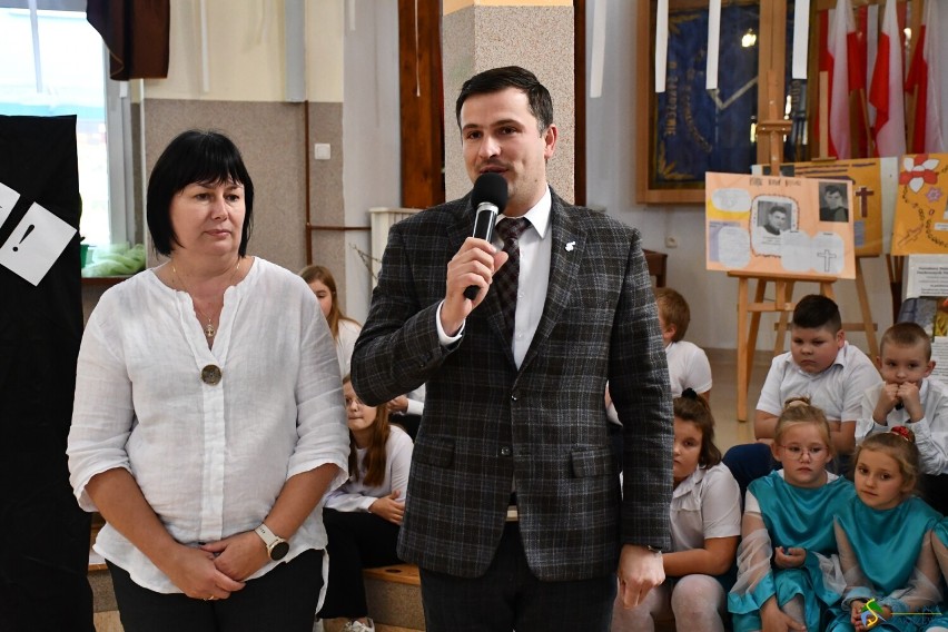 Uczniowie podziękowali nauczycielom w Publicznej Szkole Podstawowej im. ks. dra Bolesława Domańskiego w Zakrzewie