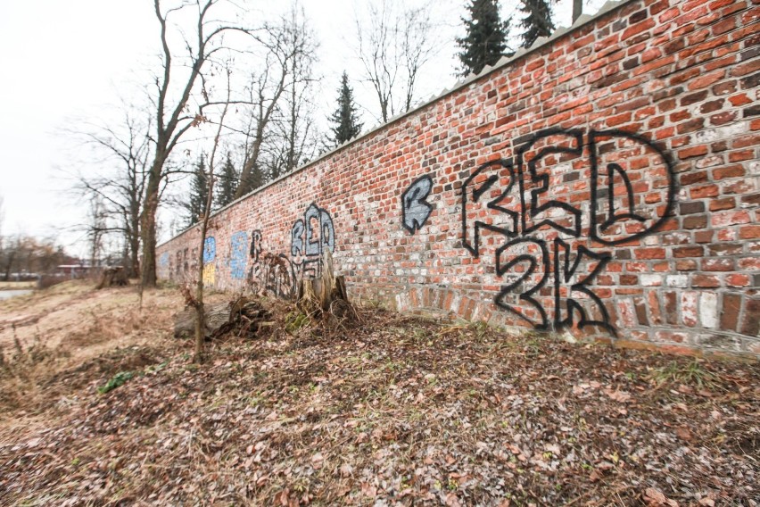 Wandale zniszczyli mur klasztoru cystersów w Mogile [ZDJĘCIA]