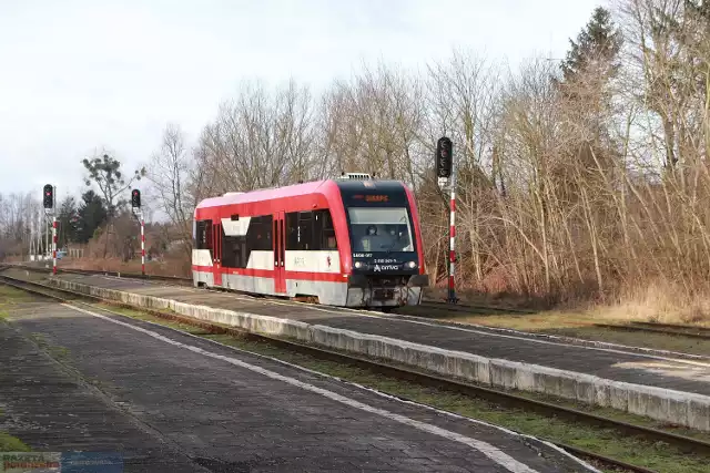 Pociąg jadący do Torunia potrącił w Lipnie 42-letniego mężczyzna. Mieszkaniec Lipna przeżył