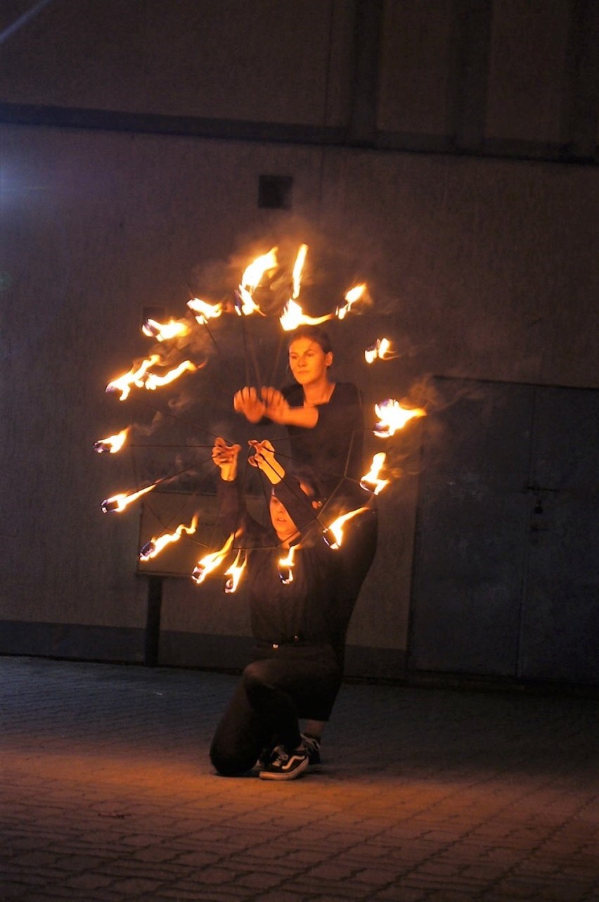 Magiczny i widowiskowy pokaz tańca z ogniem w Janikowie [zdjęcia]