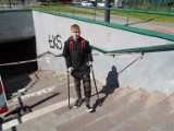 Karolina spadła z pokruszonych schodów pod ulicą Pabianicką w Łodzi. Stała się niepełnosprawną, chce od ZDiT odszkodowania