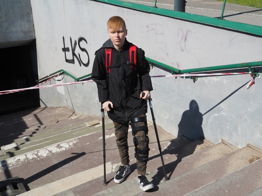 Karolina spadła z pokruszonych schodów pod ulicą Pabianicką w Łodzi. Stała się niepełnosprawną, chce od ZDiT odszkodowania