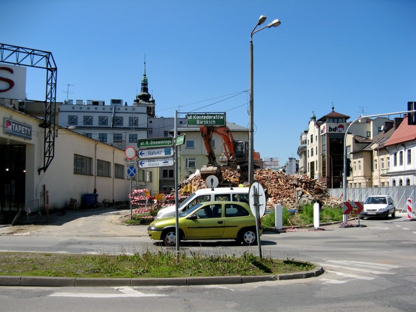 Bielsko-Biała: Wyburzony budynek rozpoczyna przebudowę ul. Dmowskiego