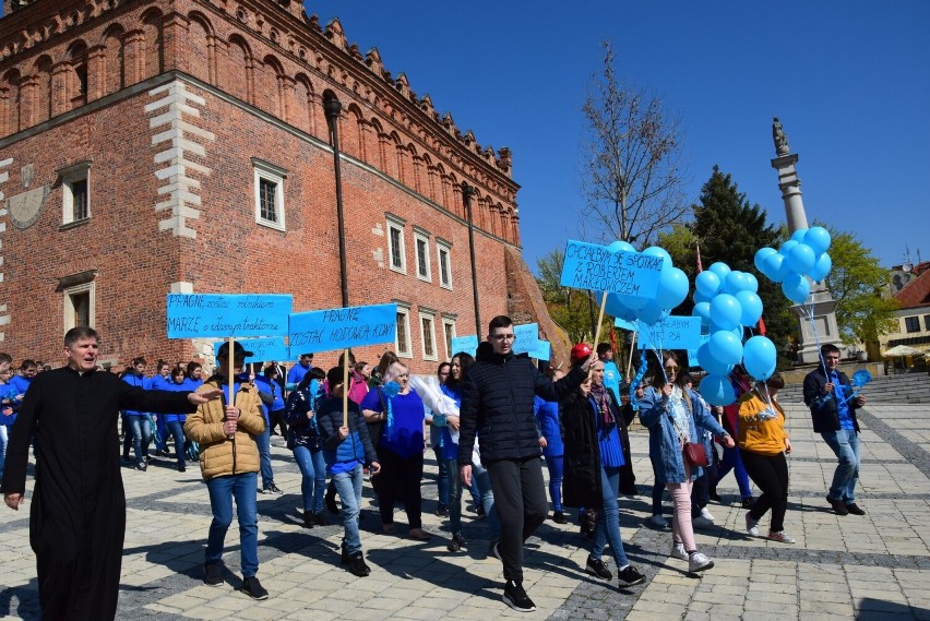 W Sandomierzu podsumowano obchody światowego miesiąca wiedzy na temat autyzmu. Symboliczny niebieski przemarsz przez Rynek. Zobacz zdjęcia