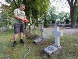 Kaliszanie czyszczą wojskowe mogiły na cmentarzu na Majkowie. ZDJĘCIA
