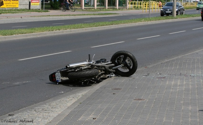 Wypadek motocyklisty na Żółkiewskiego w Toruniu [ZDJĘCIA]