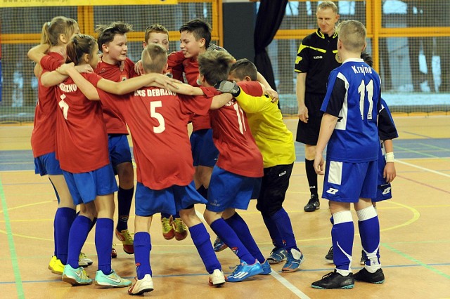 Młodzi piłkarze z Debrzna seriami wygrywają w Sępólnie kolejne edycje Krajna Arena Futsal Cup.