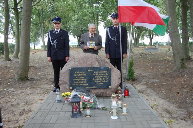 O odsłonięcie pamiątkowej tablicy w Chomętowie  sołtys Kazimiera Łoboda poprosiła seniora Stanisława Wesoła.