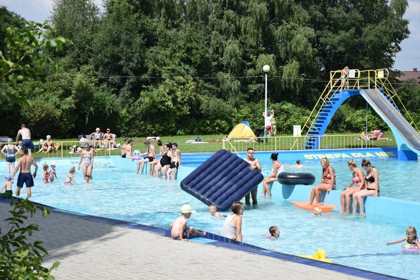 Aktywna sobota na wieluńskim basenie. Turniej siatkówki i akcja edukacyjna służb mundurowych [ZDJĘCIA]