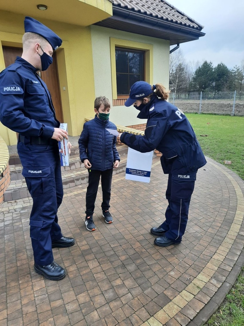 Natana i Jessicę odwiedzili bełchatowscy policjanci z nagrodami!
