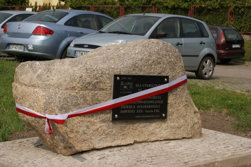 Kamień upamiętniający budowę osiedla Solidarności w Rawie