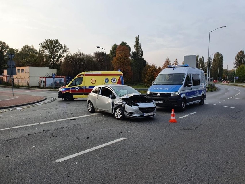 Katowice: Wypadek osobówki z autokarem. Jedna osoba zabrana do szpitala