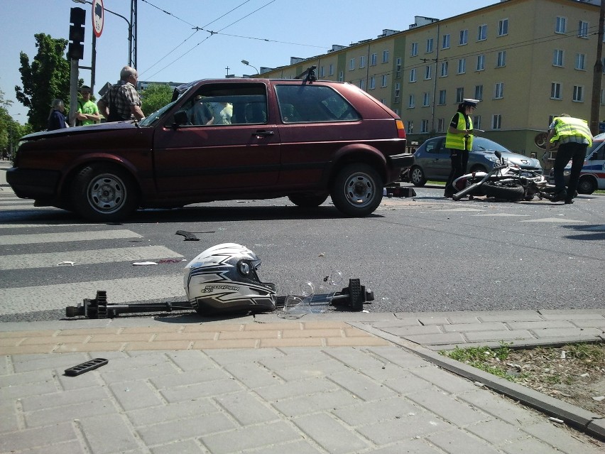 Al. Racławickie w Lublinie: Zderzenie motocykla z volkswagenem (WIDEO, ZDJĘCIA)