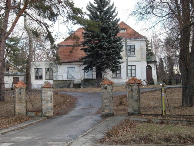 Willa otoczona stylowym parkiem tzw.&quot;Pałacyk&quot; przy ul.Konstytucji 3 Maja to przykład architektury willowej okresu międzywojennego.Po wojnie siedziba przedszkola miejskiego,p&oacute;źniej  Państwowego Ogniska Plastycznego.Od kilku lat obiekt czeka na