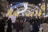 Iluminacja Warszawa 2021. 4 grudnia Nowy Świat i Krakowskie Przedmieście rozbłysły tysiącami światełek. Zdjęcia iluminacji świątecznej