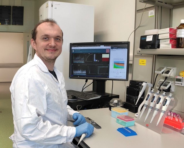 Dr Łukasz Rąbalski w laboratorium Instytutu Biotechnologii Uniwersytetu Gdańskiego