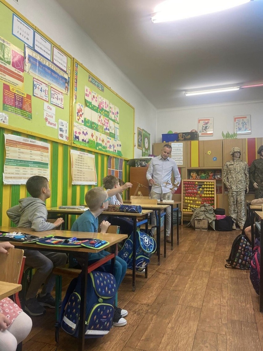 Wyjątkowy Dzień Dziecka w Szkole Podstawowej numer 12 w Starachowicach. Odwiedził ich... pilot. Zobacz zdjęcia