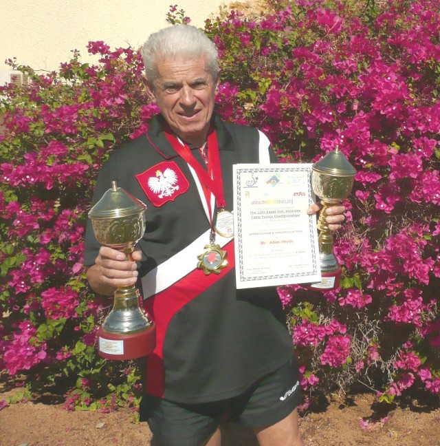 74-letni Adam Hnyda z trofeami przywiezionymi z Egiptu