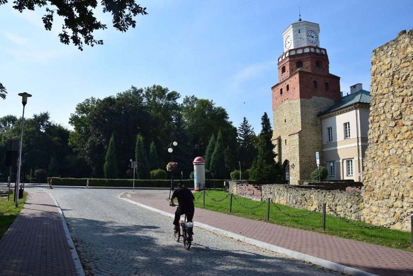 Skrzyżowanie w centrum Wielunia w przebudowie. Kierowcy nagminnie jeżdżą pod prąd Podwalem ZDJĘCIA