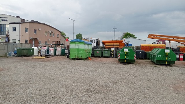 Wózek z odpadami trzeba ciągnąć przez plac wysypany kamieniami