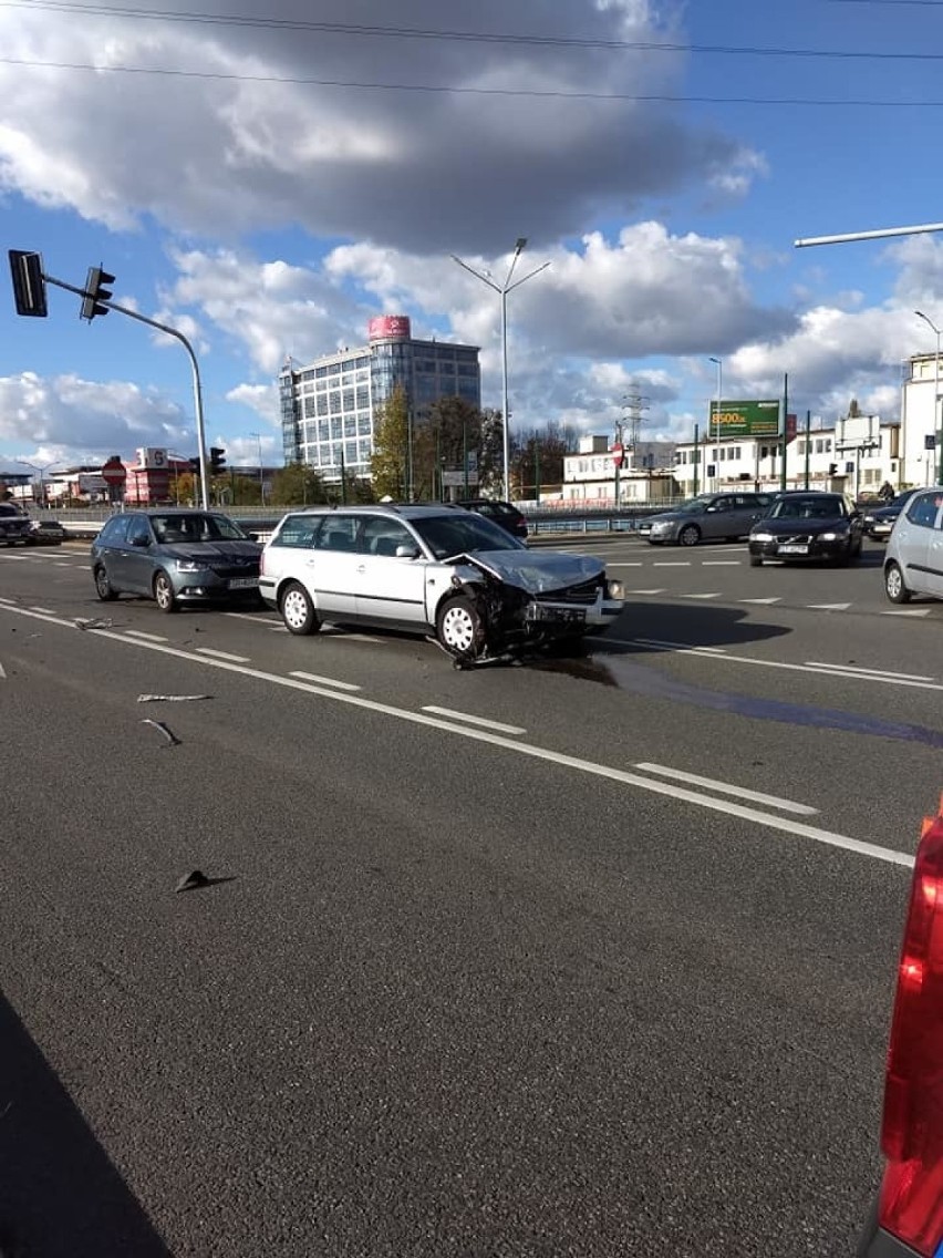 Katowice: Wypadek karetki i samochodu osobowego na skrzyżowaniu Chorzowskiej i Grundmanna [ZDJĘCIA]