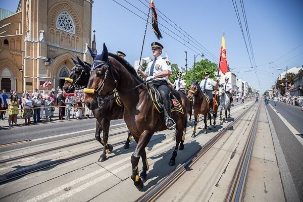 Po mszy, której przewodniczył arcybiskup metropolita łódzki Władysław Ziółek, na placu przed katedrą przemawiała m.in. Jolanta Chełmińska, wojewoda łódzki. Oddano salwy honorowe przy Grobie Nieznanego Żołnierza, a przedstawiciele władz miejskich, wojewódzkich, parlamentarzyści oraz przedstawiciele organizacji kombatanckich złożyli wieńce i kwiaty

W związku z obchodami święta 3 Maja zmienionymi trasami kursowały autobusy i tramwaje MPK.

Obchody 3 Maja w Łodzi &#8211

Łódzkie obchody Święta Konstytucji 3 maja - ZDJĘCIA